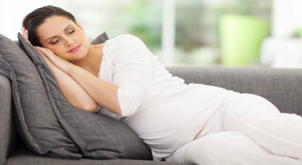هل النوم على الظهر يضر الجنين في الشهر السادس